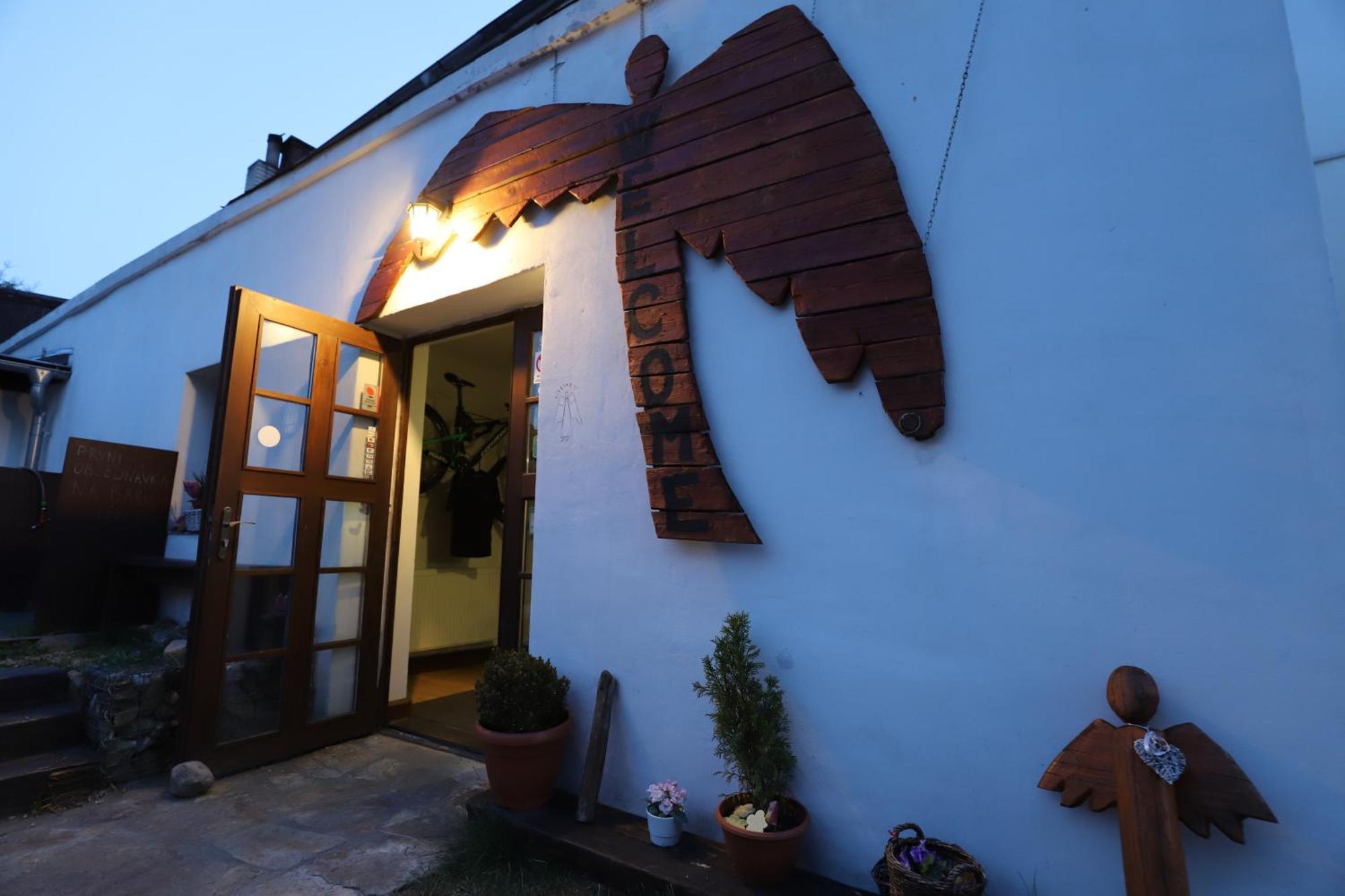 Bike Bistro a penzion U Všech andělů Nove Mesto pod Smrkem Esterno foto